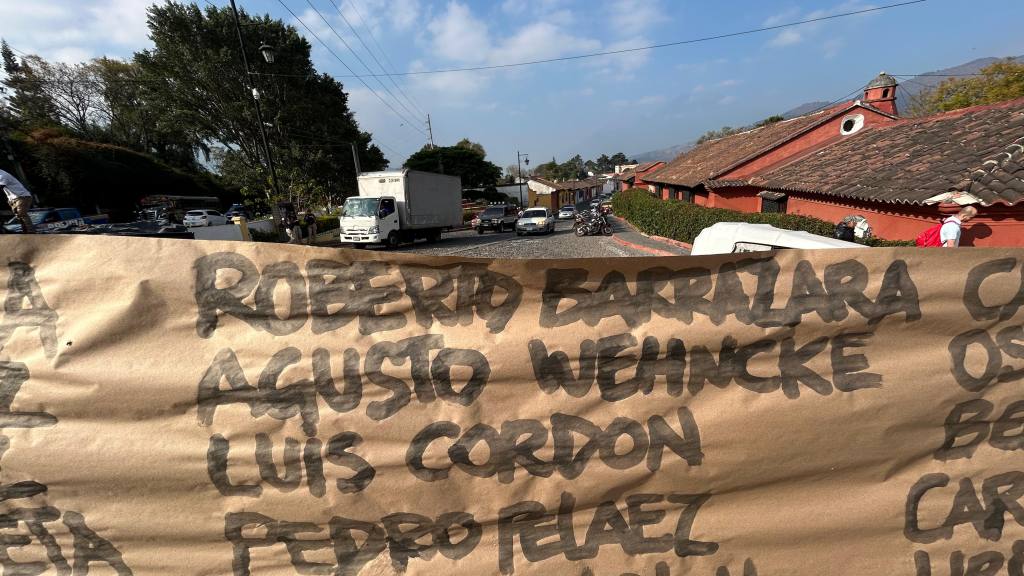 Manifestación en el ingreso a Antigua Guatemala, en el marco de la elección de magistrados de la Corte de Constitucionalidad por parte del CSU - Usac. | Omar Solís/EU