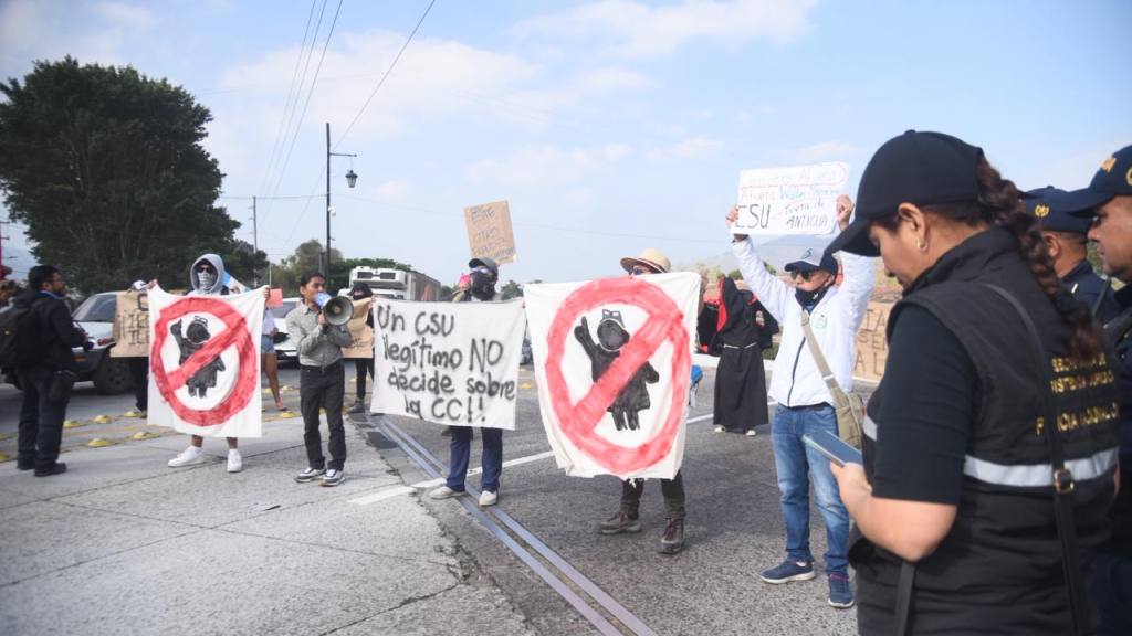 Manifestación en el ingreso a Antigua Guatemala, en el marco de la elección de magistrados de la Corte de Constitucionalidad por parte del CSU - Usac. | Omar Solís/EU