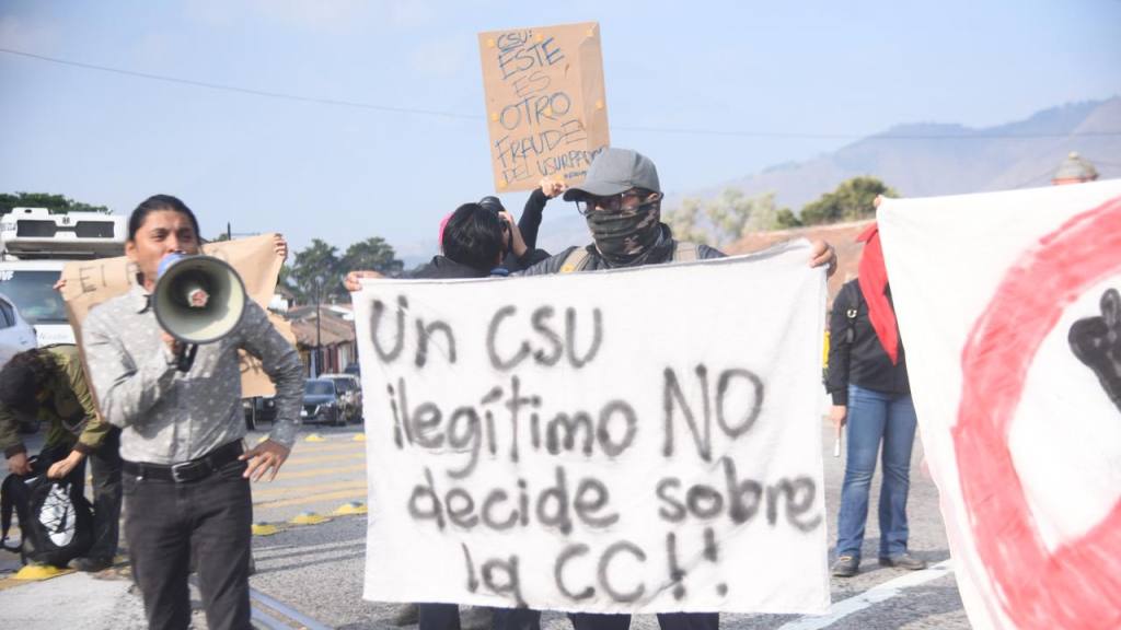 Manifestación en el ingreso a Antigua Guatemala, en el marco de la elección de magistrados de la Corte de Constitucionalidad por parte del CSU - Usac. | Omar Solís/EU
