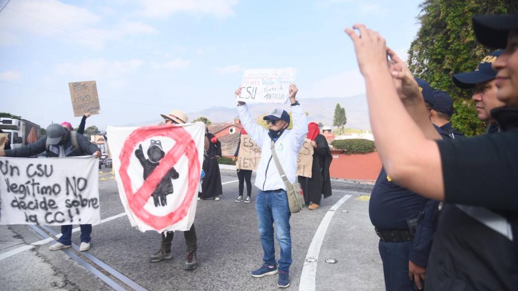 Manifestación en el ingreso a Antigua Guatemala, en el marco de la elección de magistrados de la Corte de Constitucionalidad por parte del CSU - Usac. | Omar Solís/EU