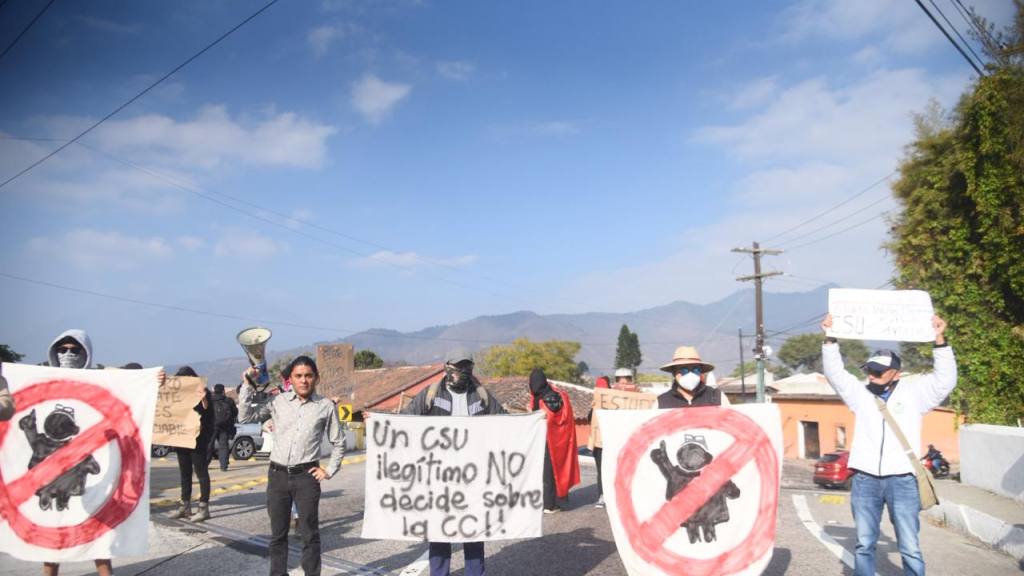 Manifestación en el ingreso a Antigua Guatemala, en el marco de la elección de magistrados de la Corte de Constitucionalidad por parte del CSU - Usac. | Omar Solís/EU
