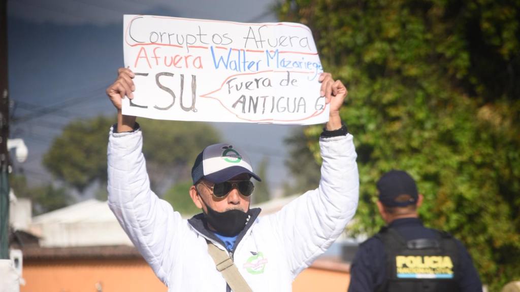 Manifestación en el ingreso a Antigua Guatemala, en el marco de la elección de magistrados de la Corte de Constitucionalidad por parte del CSU - Usac. | Omar Solís/EU