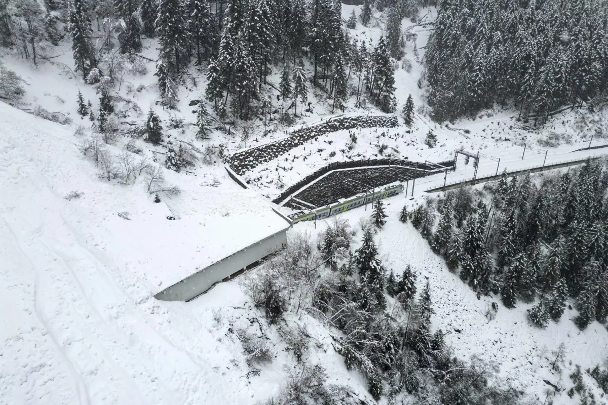 Descarrila tren en Suiza por una avalancha, EFE