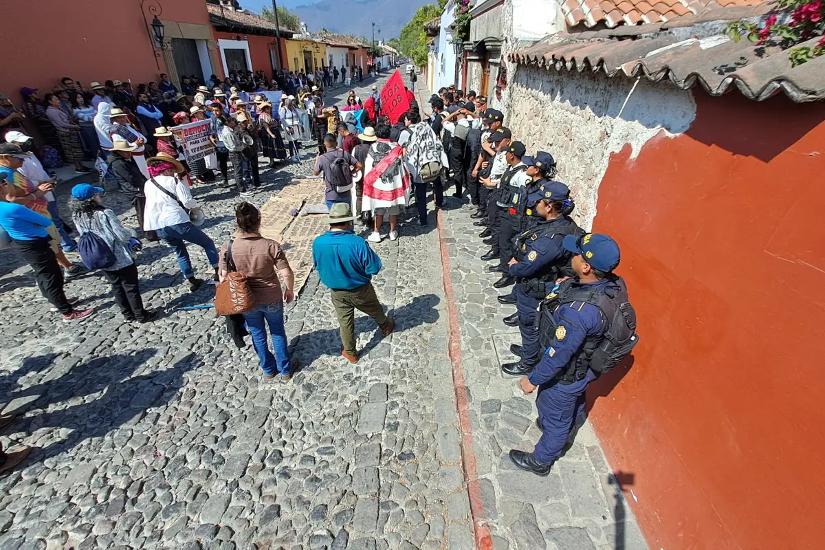 Presencia de la PNC y manifestantes en las afueras del hotel en Antigua Guatemala, donde el Consejo Superior Universitario de la Usac realiza la elección de magistrados de Corte de Constitucionalidad., Omar Solís/Emisoras Unidas