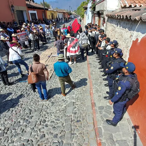 Presencia de la PNC y manifestantes en las afueras del hotel en Antigua Guatemala, donde el Consejo Superior Universitario de la Usac realiza la elección de magistrados de Corte de Constitucionalidad. ,Omar Solís/Emisoras Unidas