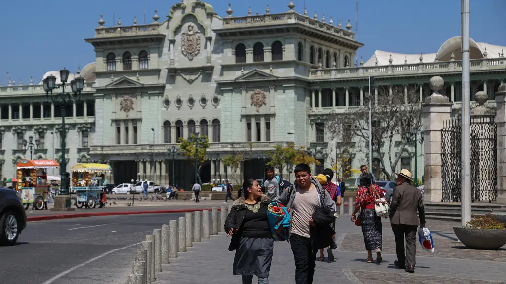Personas caminan frente al Palacio Nacional de la Cultura de Guatemala este lunes, en Ciudad de Guatemala (Guatemala) , EFE/ Mariano Macz