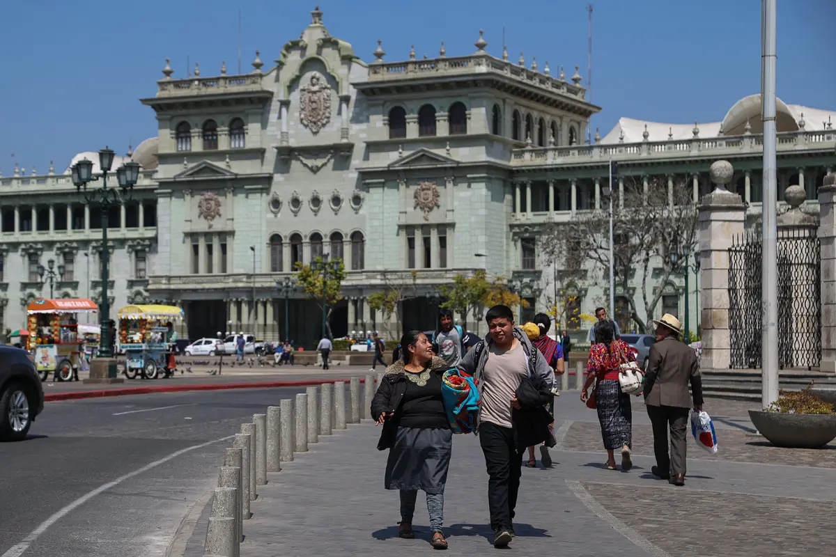 Personas caminan frente al Palacio Nacional de la Cultura de Guatemala este lunes, en Ciudad de Guatemala (Guatemala),  EFE/ Mariano Macz
