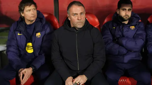 Flick, inconforme con el arbitraje, pero crítico con su propio equipo