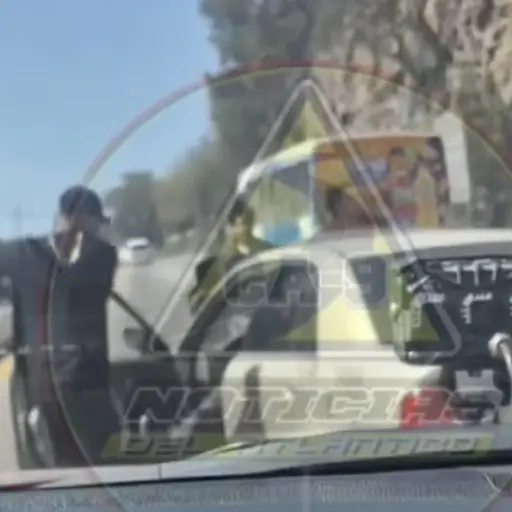 Ataque con bate en carretera al Atlántico. ,Captura de pantalla video de Facebook.