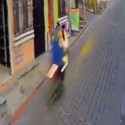 Motorista atropella a mujer. ,Captura de pantalla video de X.