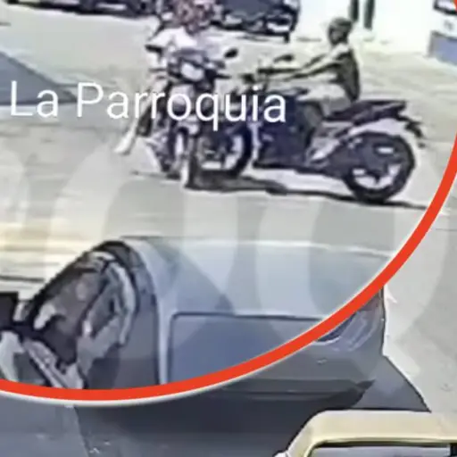 Imprudencia al volante termina en violento accidente. ,Captura de pantalla video de Facebook.