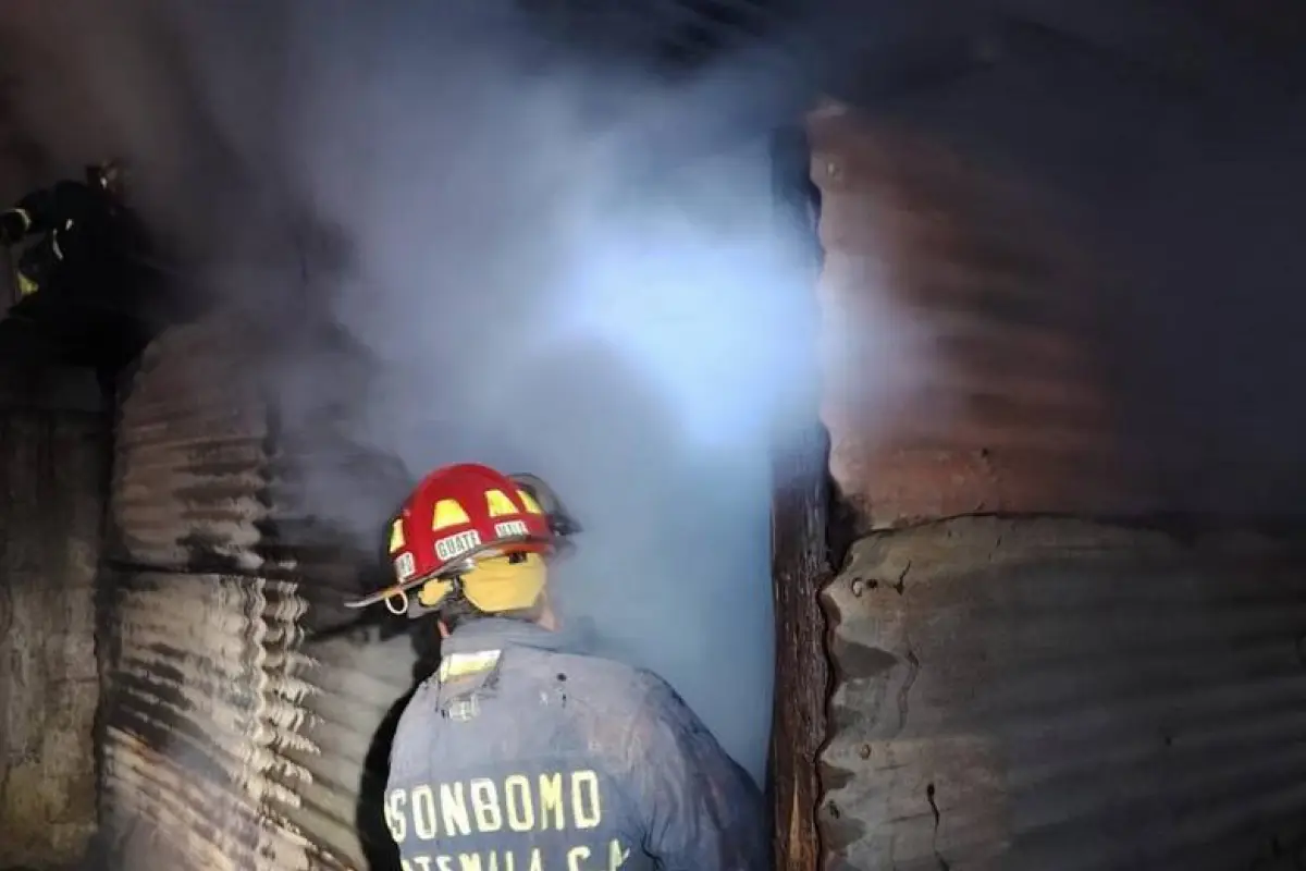 El incendio se registró en una vivienda en Santiago Sacatepéquez., Bomberos Municipales Departamentales
