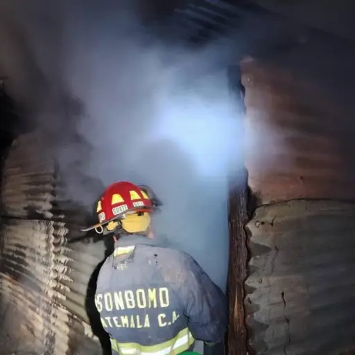El incendio se registró en una vivienda en Santiago Sacatepéquez. ,Bomberos Municipales Departamentales