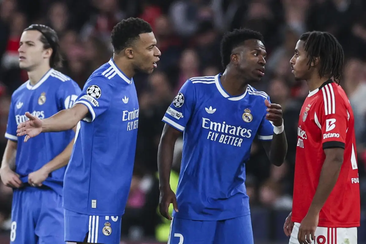 Kylian Mbappé sale en defensa de Vinícius Jr. - EFE