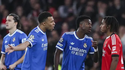 Kylian Mbappé sale en defensa de Vinícius Jr. - EFE