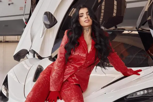 Karely Ruiz deslumbra con provocativo look en carnaval mexicano  