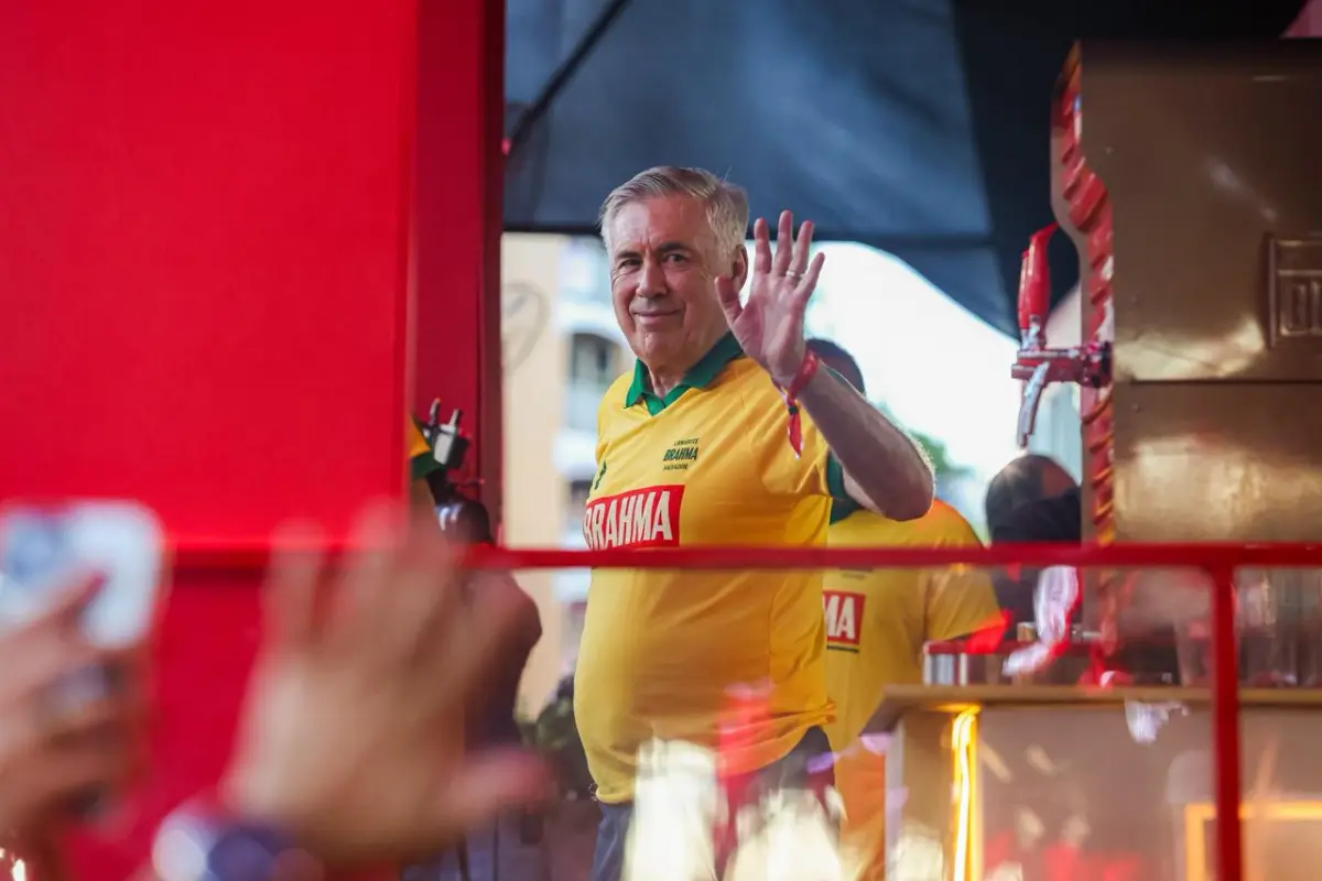 Carlo Ancelotti disfrutando de los Carnavales en Brasil - Rafael Abbehusen / @blzrafinha
