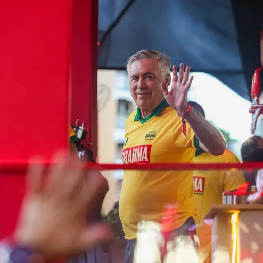 Carlo Ancelotti disfrutando de los Carnavales en Brasil - Rafael Abbehusen / @blzrafinha