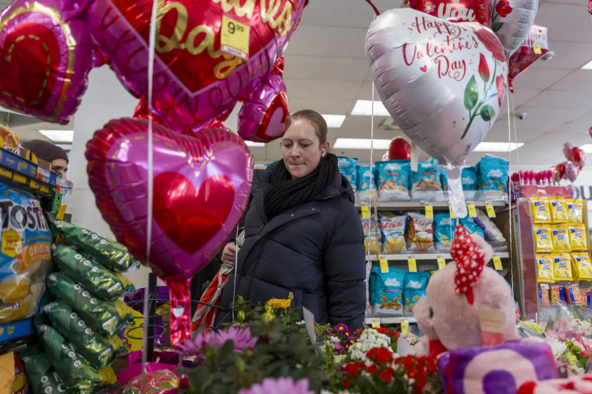 Una persona observa globos por el Día de San Valentín este viernes, en un centro comercial en Nueva York (EE, UU