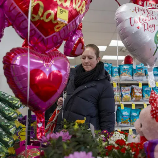 Una persona observa globos por el Día de San Valentín este viernes, en un centro comercial en Nueva York (EE ,UU