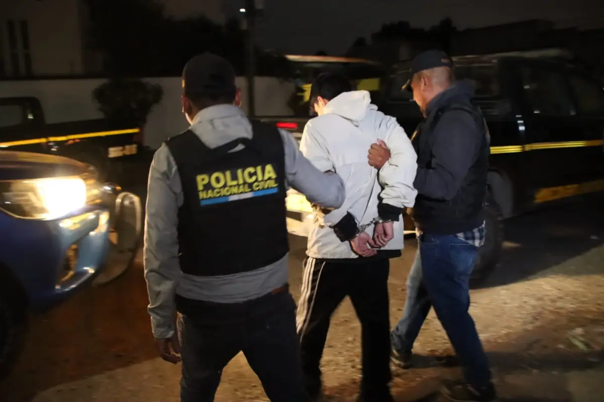 La PNC localizó drogas y dinero en efectivo, entre otros ilícitos., PNC de Guatemala.