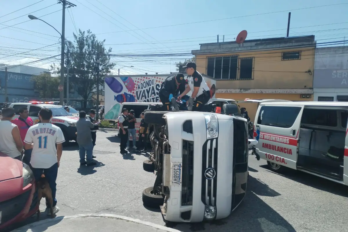 Paramédicos de Bomberos Volutarios atendieron al chofer de un vehículo de transporte, tras volcar en la zona 3., Bomberos Voluntarios.