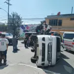 Paramédicos de Bomberos Volutarios atendieron al chofer de un vehículo de transporte, tras volcar en la zona 3. ,Bomberos Voluntarios.
