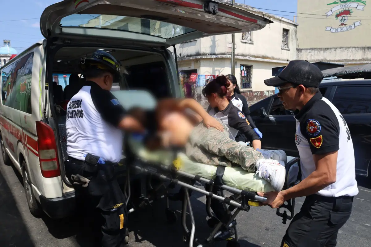 Bomberos Voluntarios reportaron el traslado de tres heridos, desde la zona 7 hasta el San Juan de Dios., Bomberos Voluntarios.