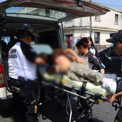 Bomberos Voluntarios reportaron el traslado de tres heridos, desde la zona 7 hasta el San Juan de Dios. ,Bomberos Voluntarios.