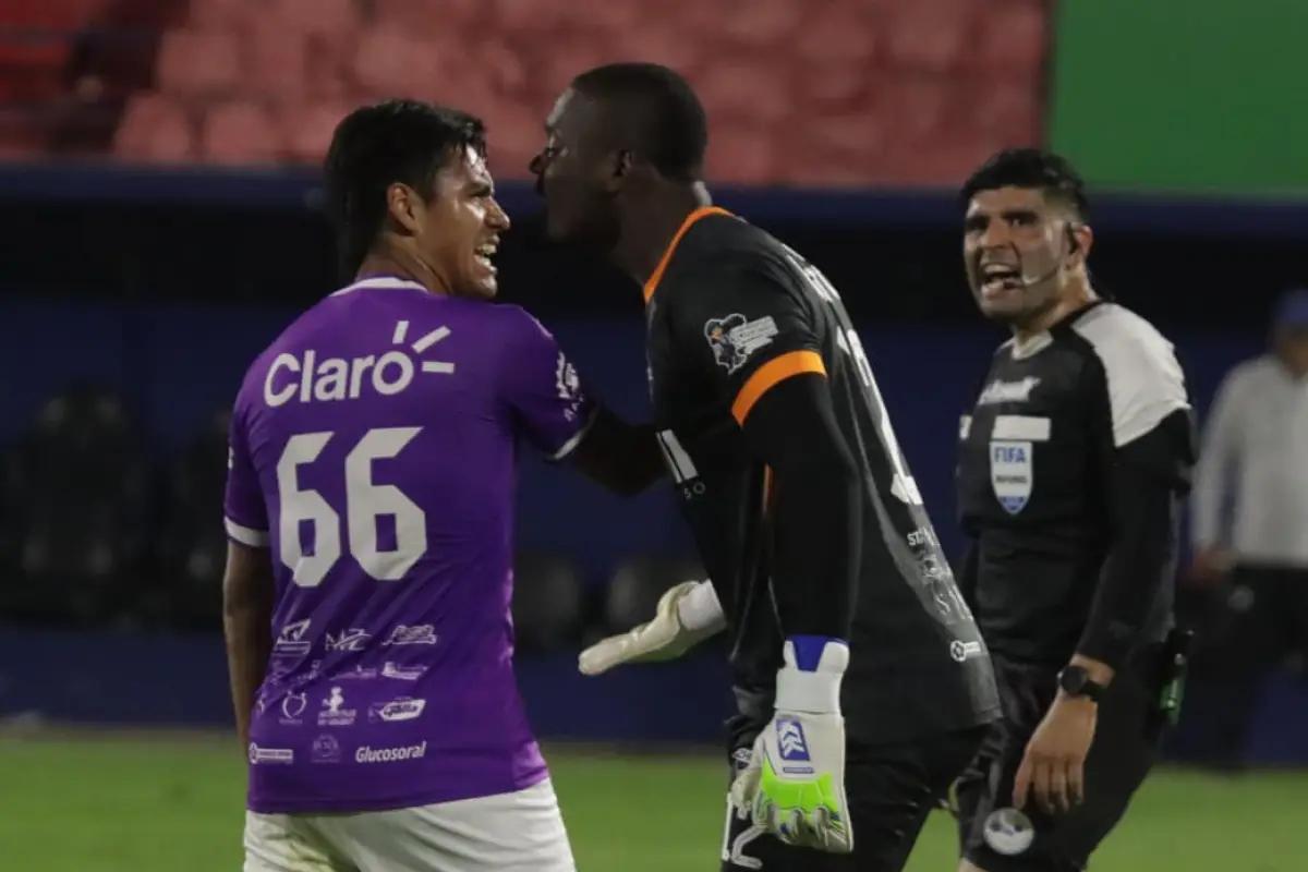 Ederson Cabezas y su discusión con Carlos Santos 