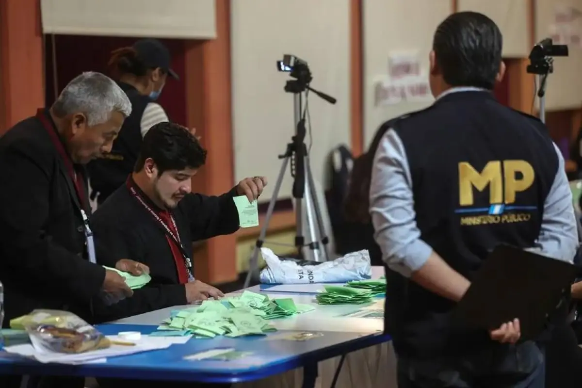 Integrantes de la Fiscalía de Guatemala acompañan un conteo de votos., EFE