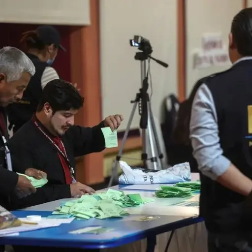 Integrantes de la Fiscalía de Guatemala acompañan un conteo de votos. ,EFE