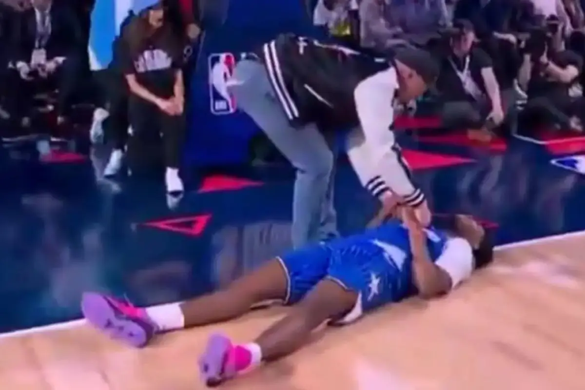 Jase Richardson sufrió una dura caída al quedar atorado en el tablero durante su intento en el Concurso de Volcadas de la NBA. - Captura de pantalla