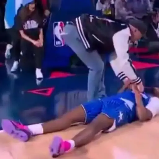 Jase Richardson sufrió una dura caída al quedar atorado en el tablero durante su intento en el Concurso de Volcadas de la NBA. - Captura de pantalla