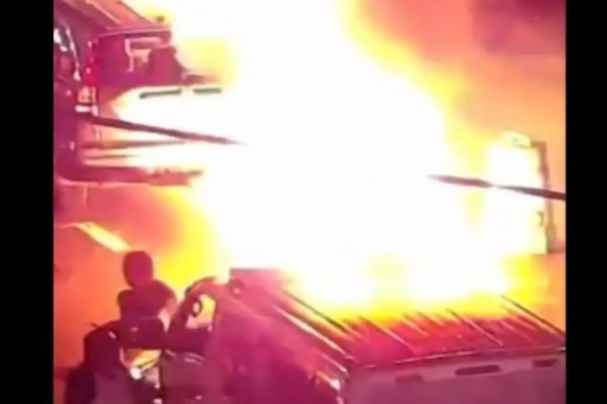 Accidente de motocicleta generó un incendio en la calzada Roosevelt., Captura de pantalla. 