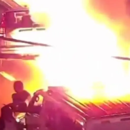 Accidente de motocicleta generó un incendio en la calzada Roosevelt. ,Captura de pantalla. 