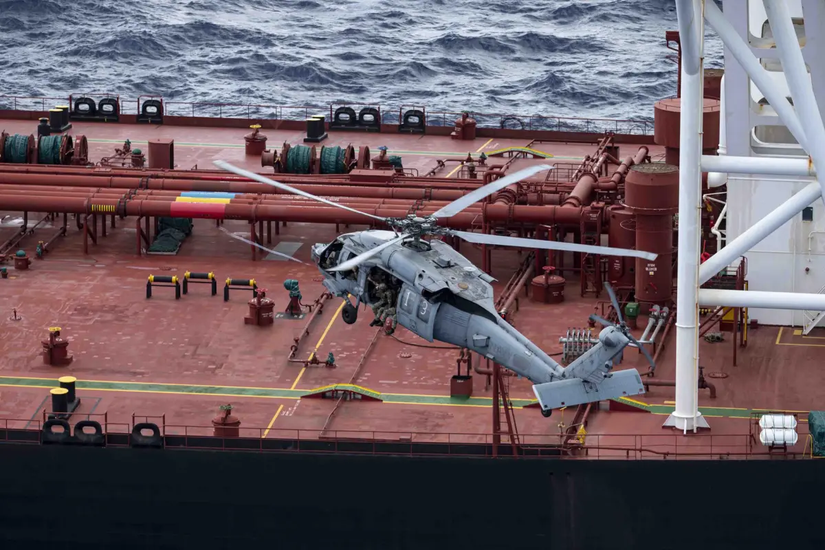Fotografía difundida en la cuenta oficial en X @DeptofWar del Departamento de Guerra de Estados Unidos de uno de sus helicópteros interceptando un buque petrolero en el océano Índico,  EFE/ @deptofwar
