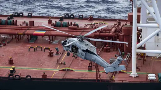 Fotografía difundida en la cuenta oficial en X @DeptofWar del Departamento de Guerra de Estados Unidos de uno de sus helicópteros interceptando un buque petrolero en el océano Índico , EFE/ @deptofwar