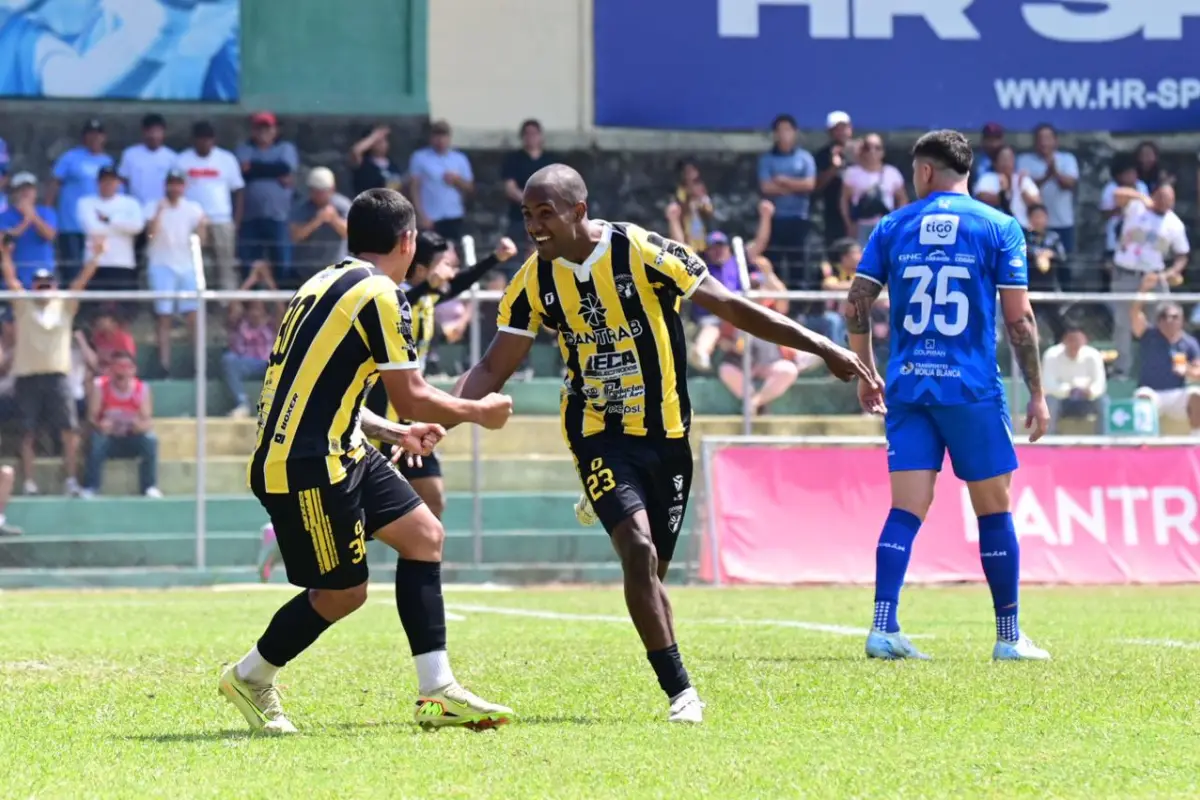 Celebración de Jimmy Álvarez, de Aurora, ante Cobán Imperial - Aurora FC