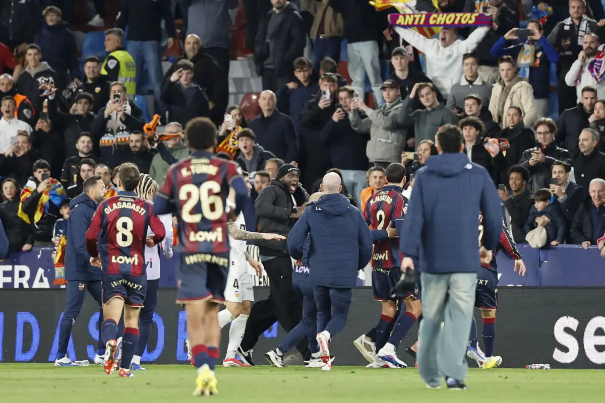 El derbi entre el Levante y el Valencia terminó con una pelea y con lanzamiento de botellas.