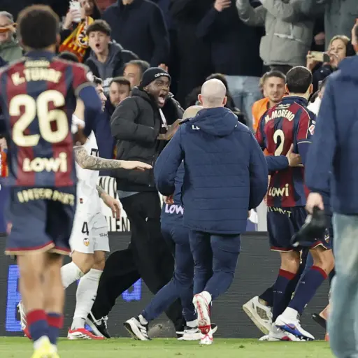 El derbi entre el Levante y el Valencia terminó con una pelea y con lanzamiento de botellas. 