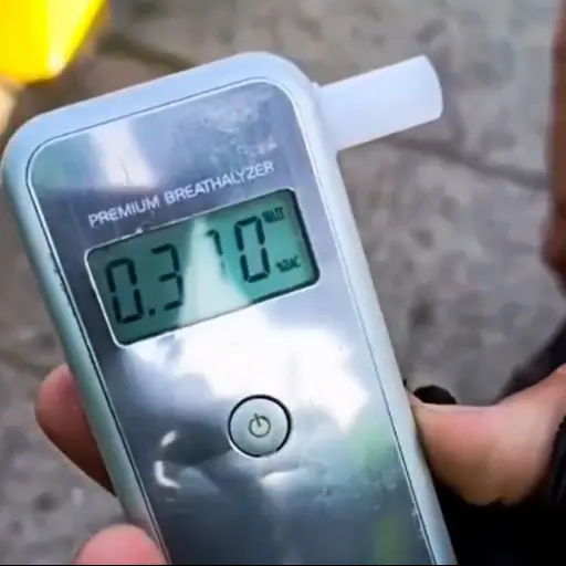 La prueba de alcoholemia dio positivo, tras un accidente en el Puente de El Trébol. ,Captura de pantalla. 