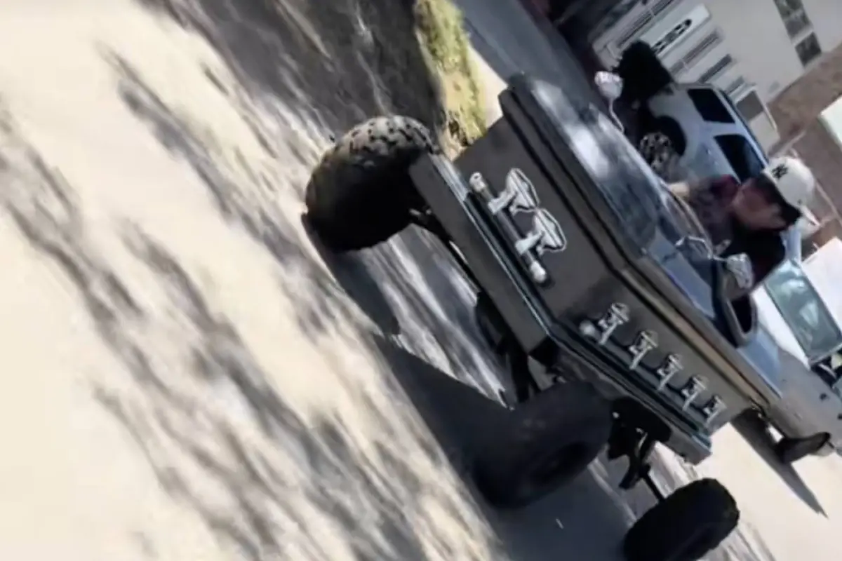 Captan a conductor en vehículo con forma de ataúd. , Captura de pantalla video de TikTok.