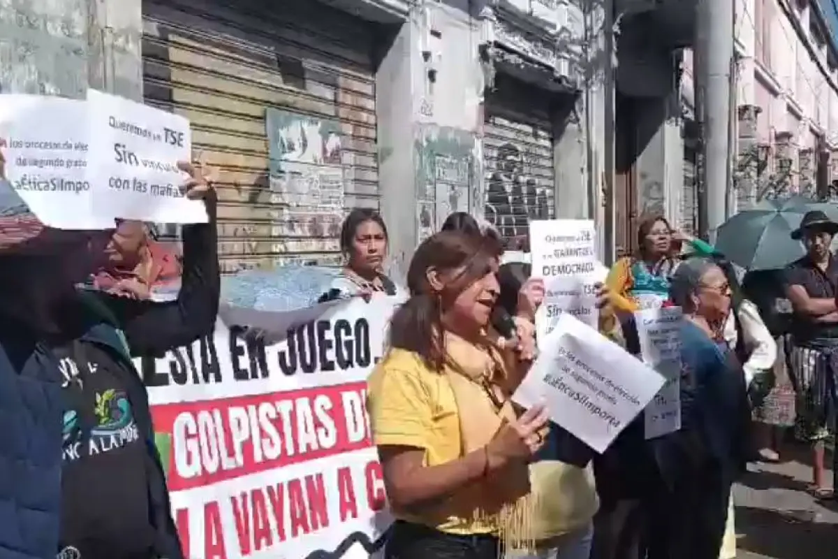 Los manifestantes permanecen sobre la 8ª avenida y 9ª calle de la zona 1., Dayana Rashón/EU