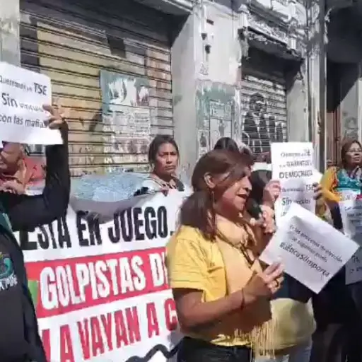 Los manifestantes permanecen sobre la 8ª avenida y 9ª calle de la zona 1. ,Dayana Rashón/EU