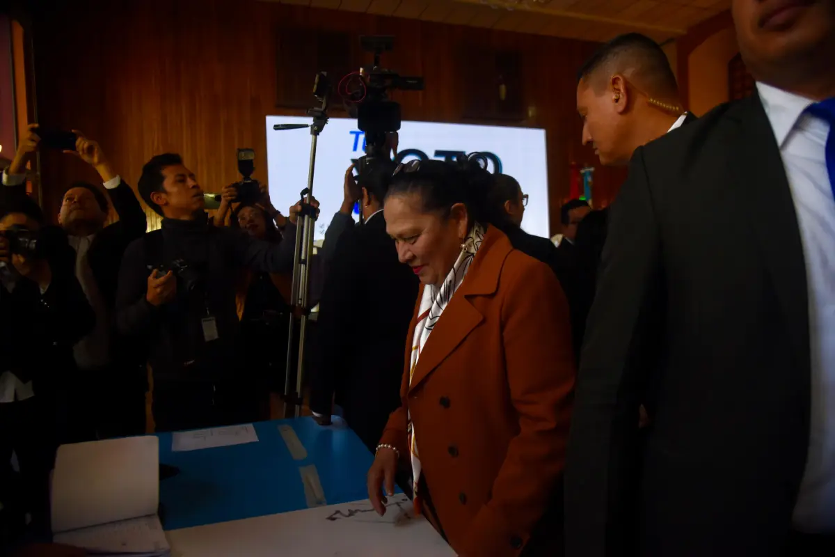 La fiscal general, Consuelo Porras, vota el jueves 12 de febrero para la elección de magistrados de la Corte de Constitucionalidad por parte del Colegio de Abogados y Notarios de Guatemala (CANG)., Omar Solís/Emisoras Unidas