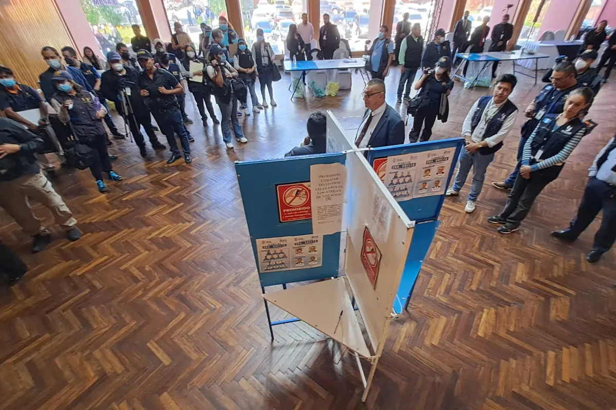Personal del Ministerio Público se presenta al centro de votación habilitado por el Colegio de Abogados y Notarios de Guatemala (CANG) en la zona 13 capitalina., Omar Solís/Emisoras Unidas