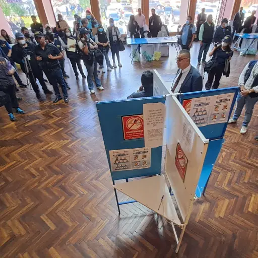 Personal del Ministerio Público se presenta al centro de votación habilitado por el Colegio de Abogados y Notarios de Guatemala (CANG) en la zona 13 capitalina. ,Omar Solís/Emisoras Unidas