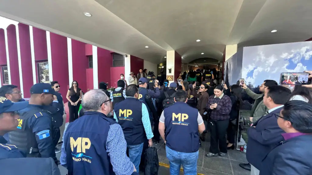 Personal del Ministerio Público se presenta al centro de votación habilitado por el Colegio de Abogados y Notarios de Guatemala (CANG) en la zona 13 capitalina. ,Omar Solís/Emisoras Unidas
