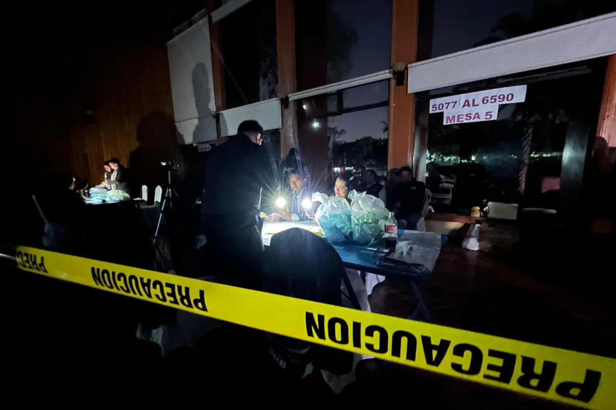 Un apagón interrumpió el conteo de votos en el Club La Aurora., Foto Omar Solís
